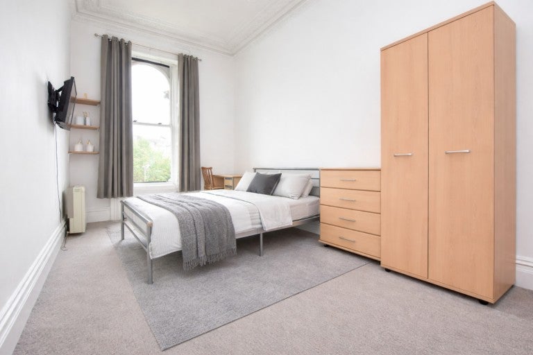 Room Cotham Road in Bristol