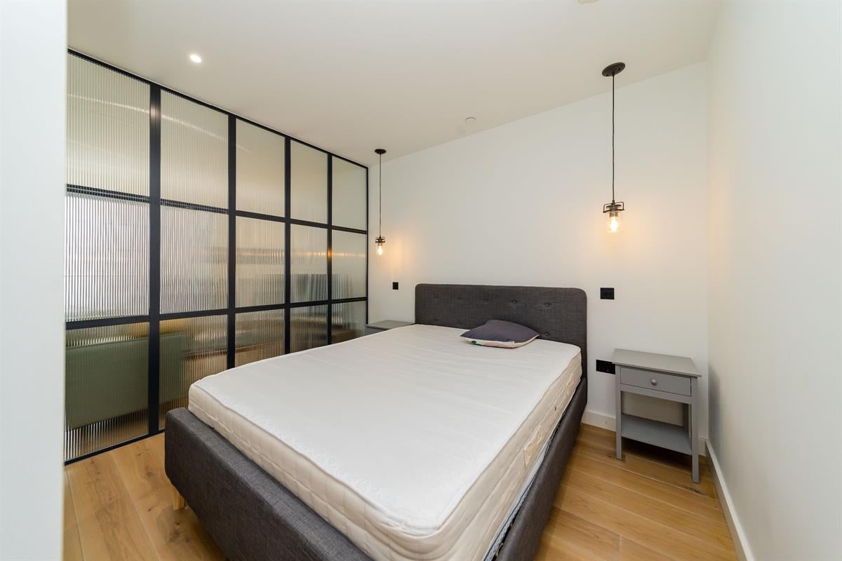 Room Vaughan Way in Greater London