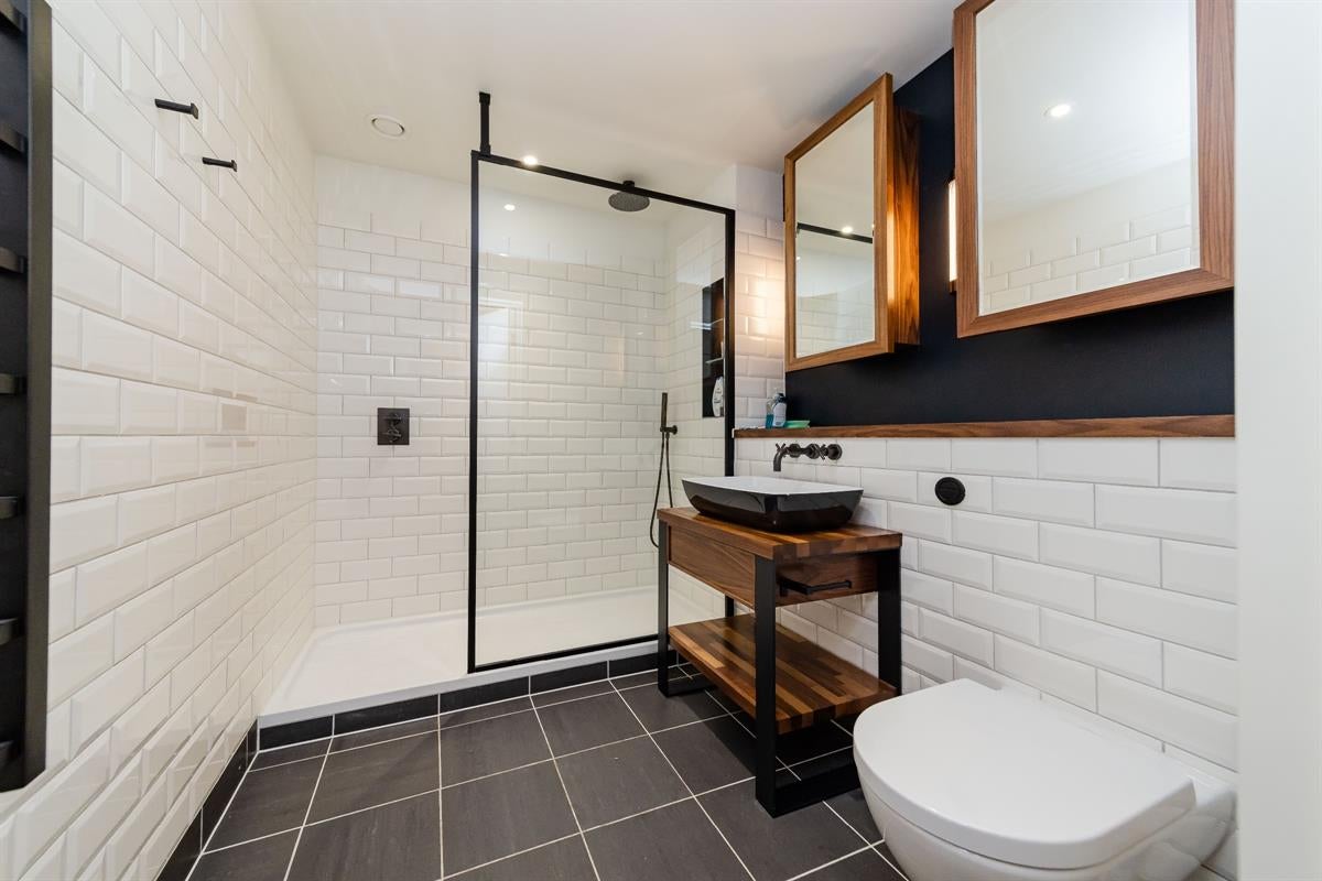 Room Vaughan Way in Greater London
