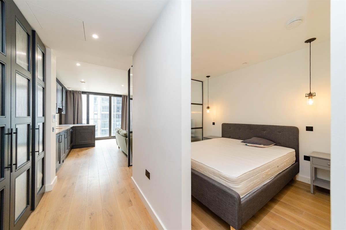 Room Vaughan Way in Greater London