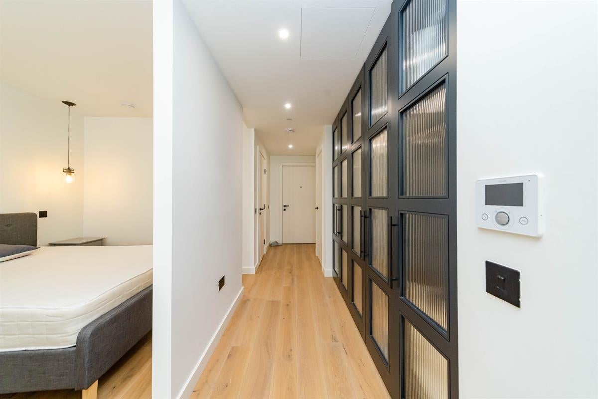Room Vaughan Way in Greater London