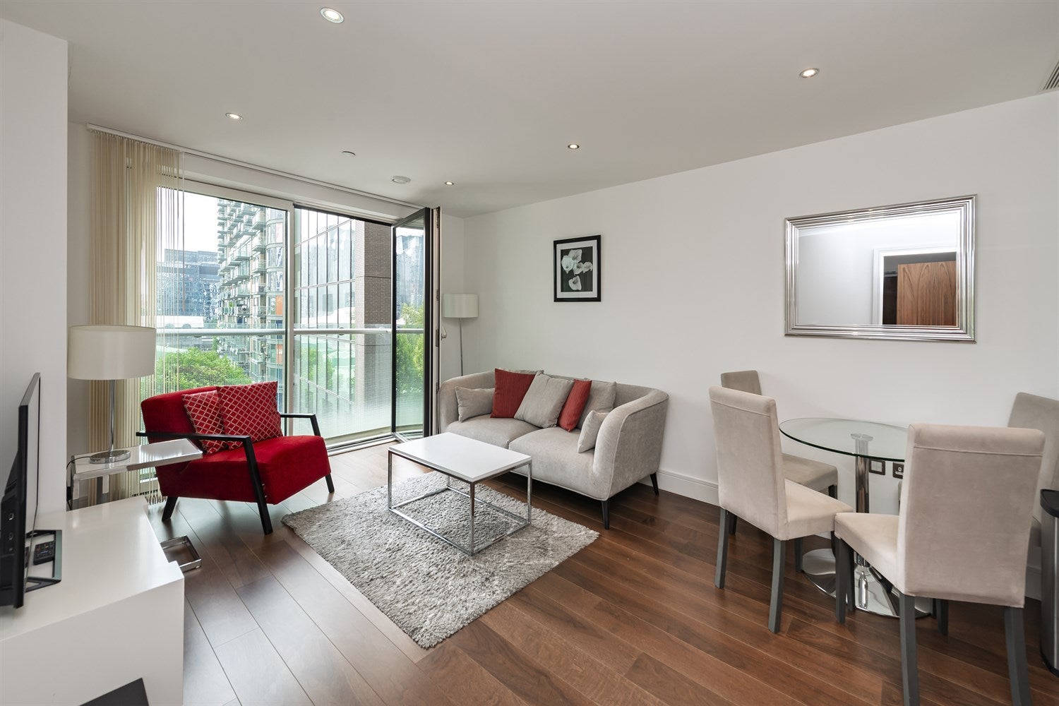 Flat Lincoln Plaza in Greater London