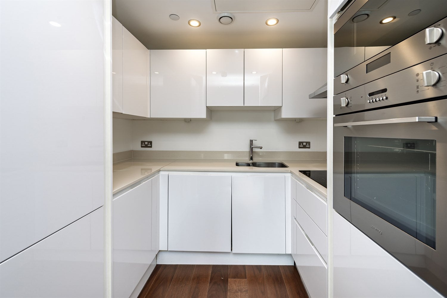 Flat Lincoln Plaza in Greater London
