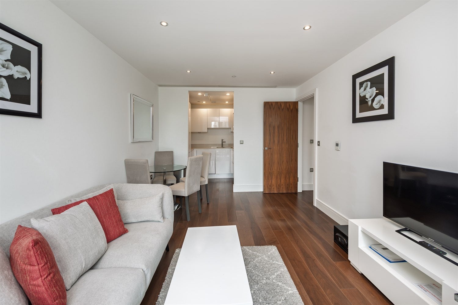 Flat Lincoln Plaza in Greater London