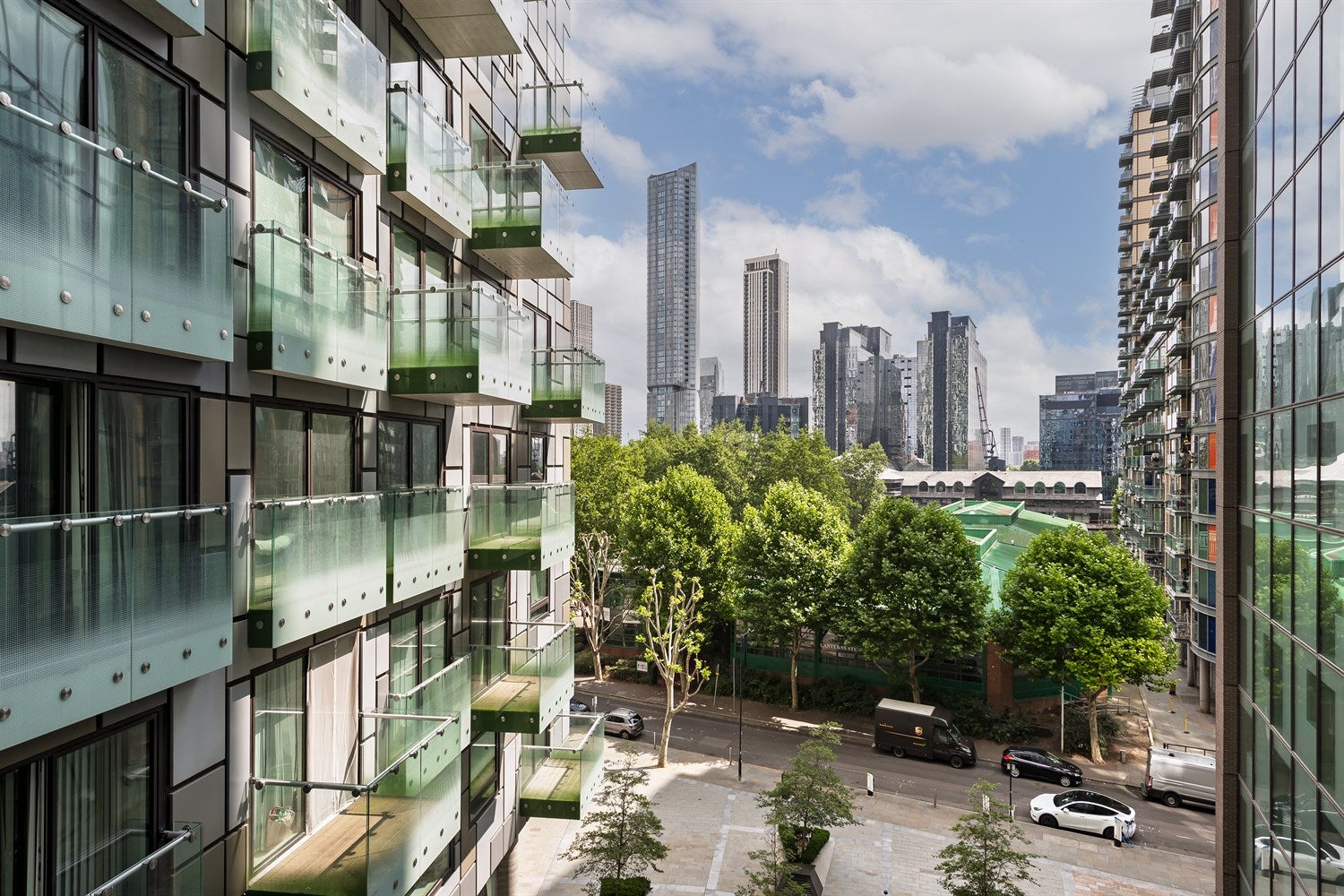 Flat Lincoln Plaza in Greater London