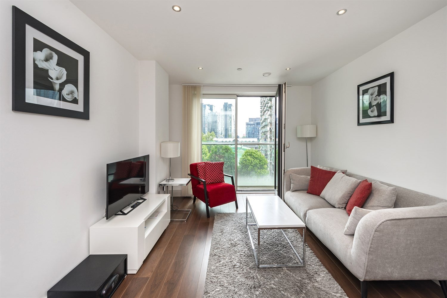Flat Lincoln Plaza in Greater London