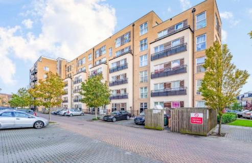 Flat Lanadron Close in Greater London