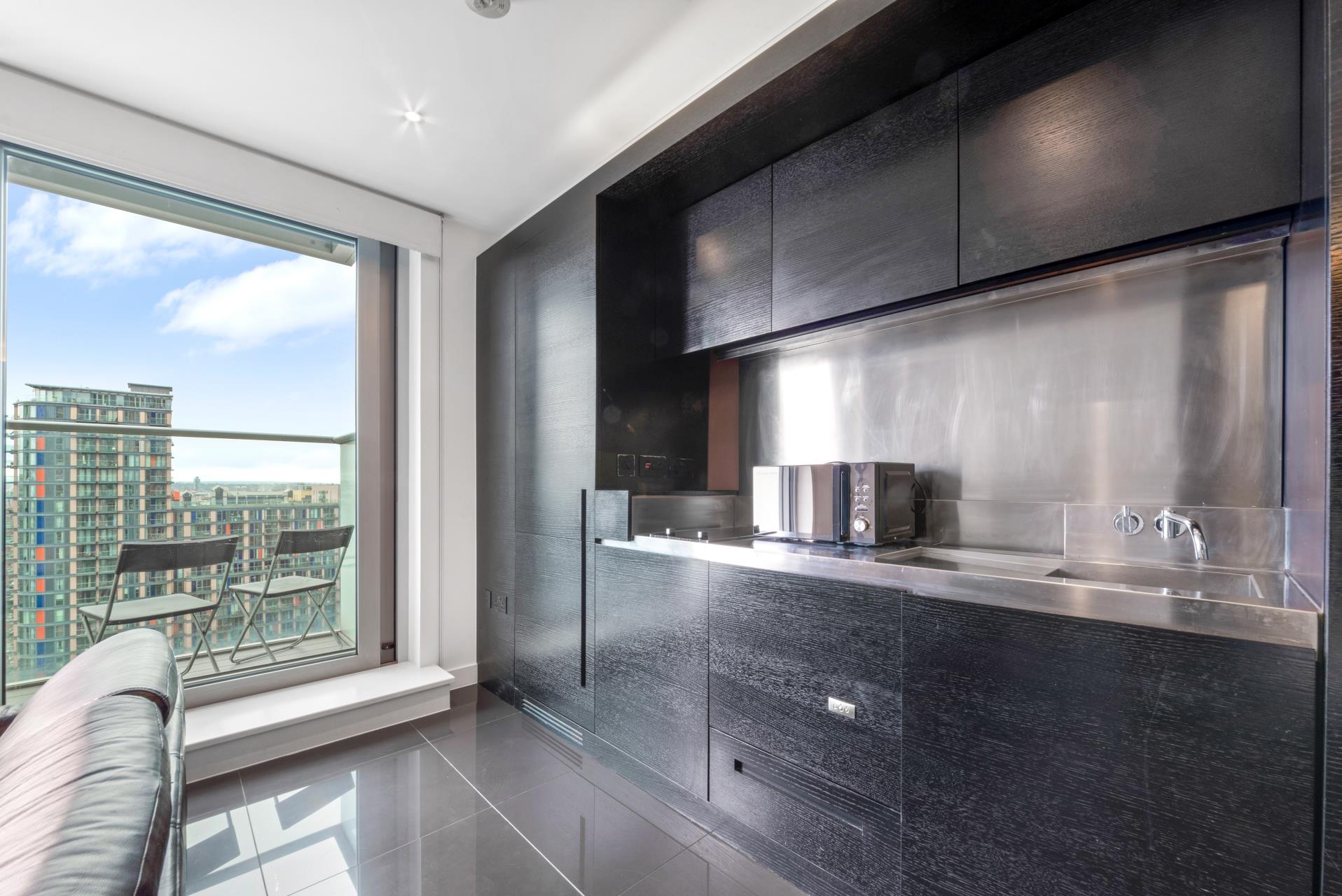 Flat Pan Peninsula Square in Greater London