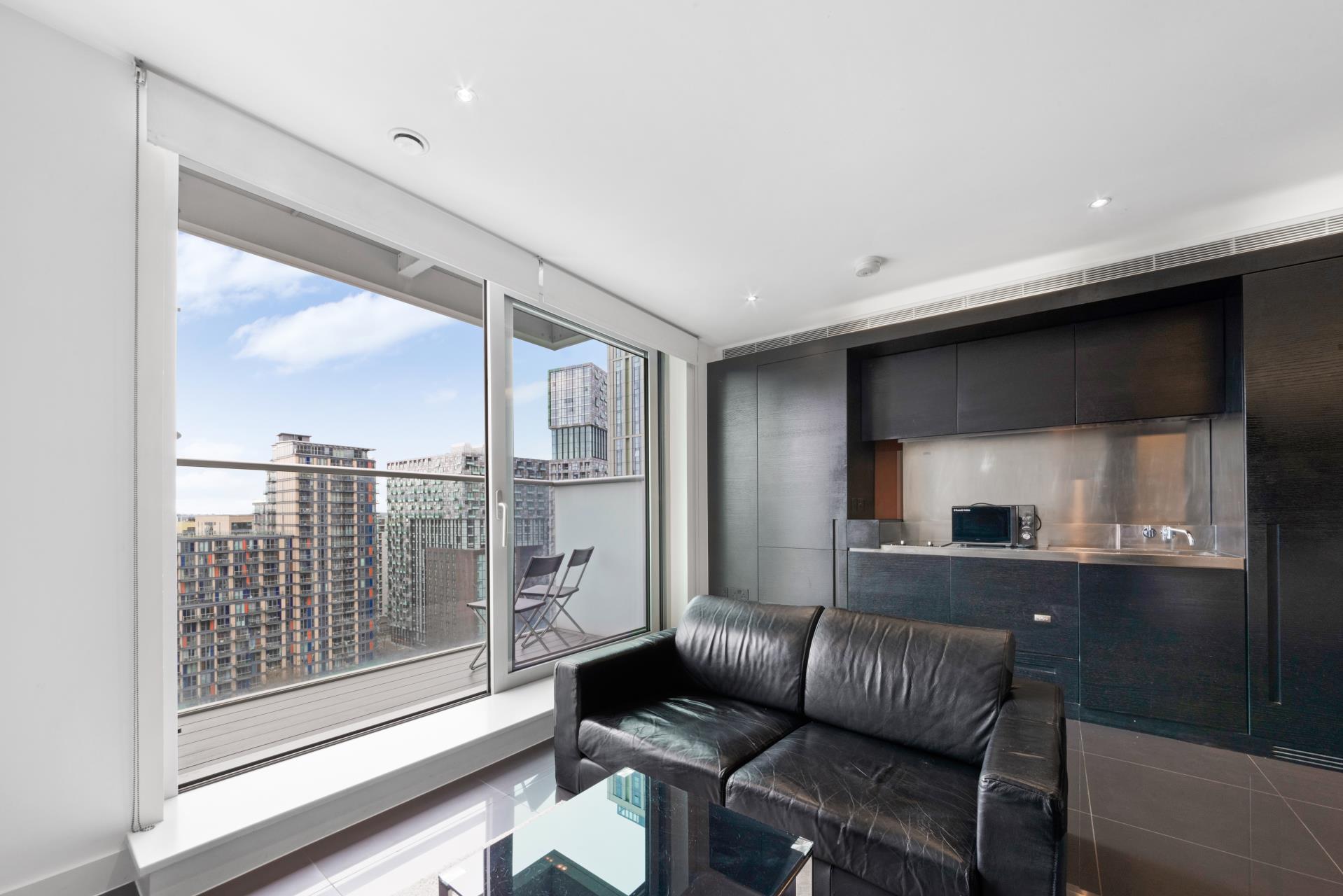Flat Pan Peninsula Square in Greater London