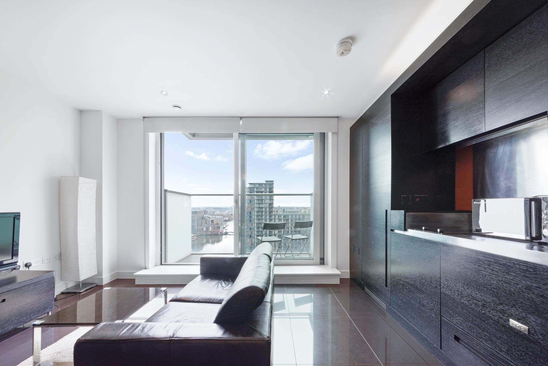 Flat Pan Peninsula Square in Greater London
