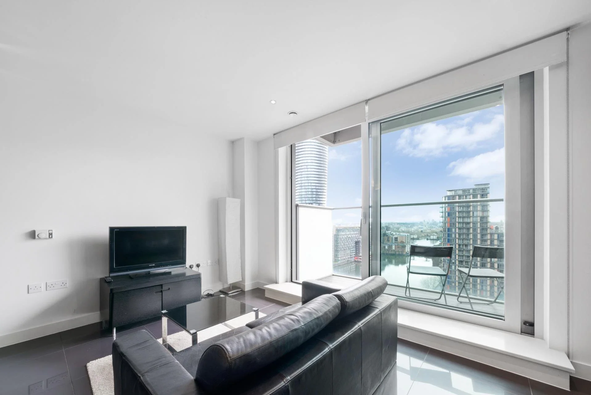 Flat Pan Peninsula Square in Greater London