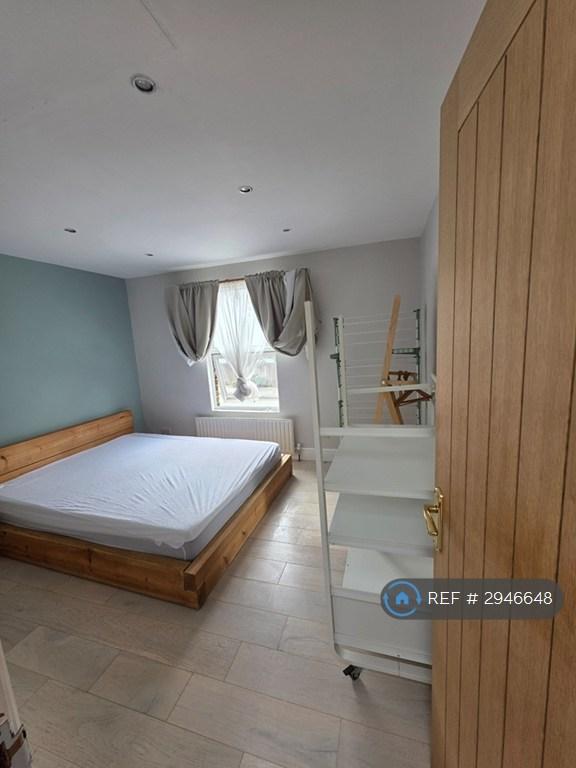Room New Hythe Lane in Tonbridge and Malling