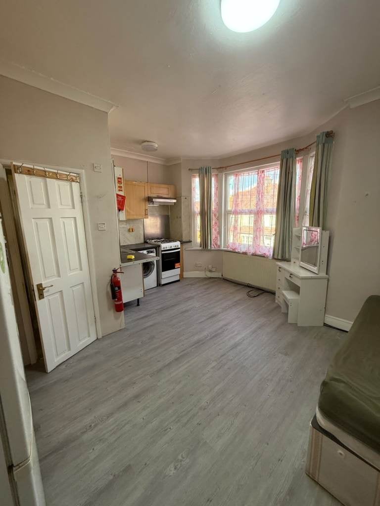Flat Sunnycroft Road in Greater London