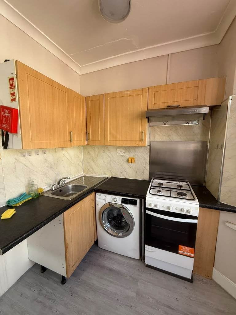 Flat Sunnycroft Road in Greater London