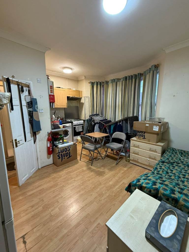 Flat Sunnycroft Road in Greater London