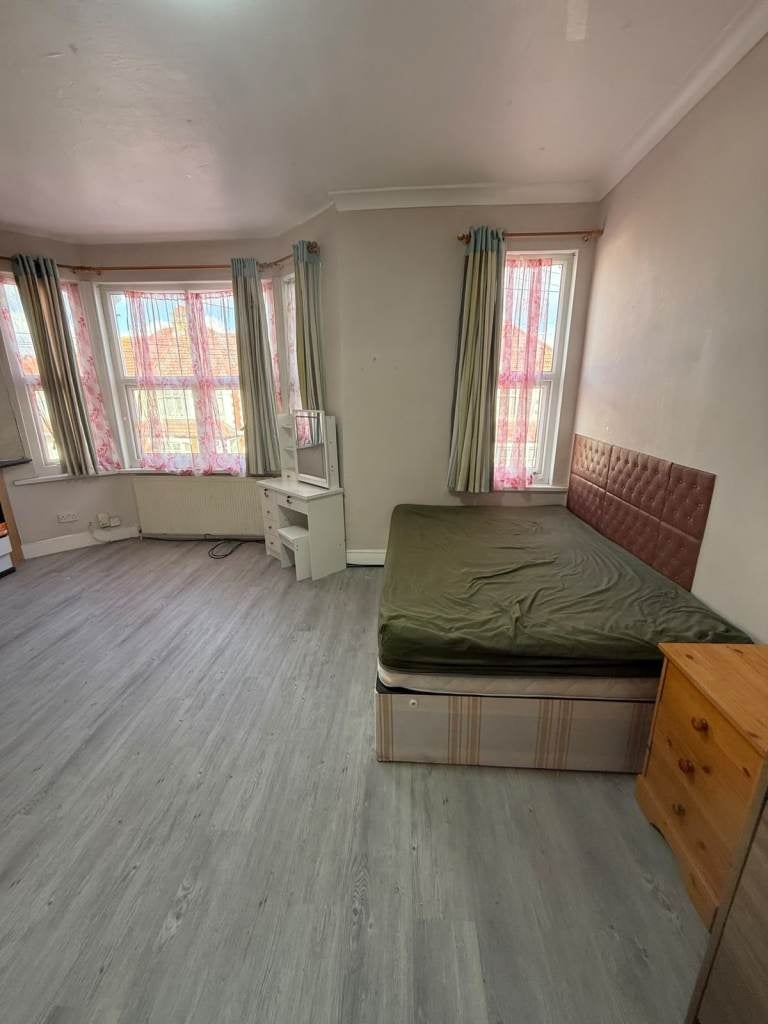 Flat Sunnycroft Road in Greater London