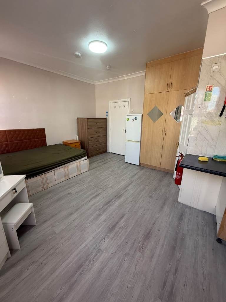 Flat Sunnycroft Road in Greater London