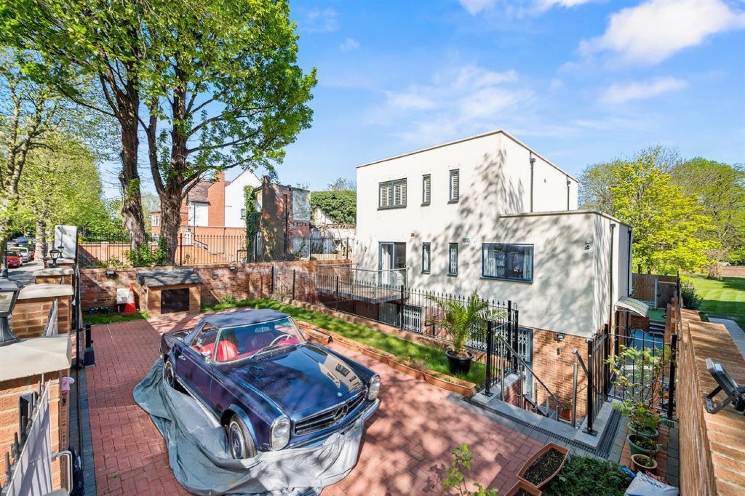 House Mapesbury Road in Greater London