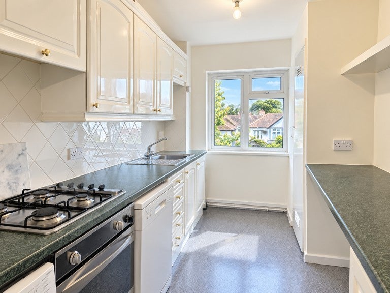Flat Upper Elmers End Road in London