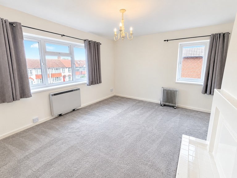 Flat Upper Elmers End Road in London