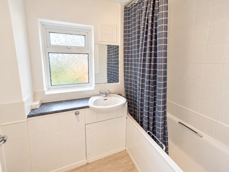 Flat Upper Elmers End Road in London