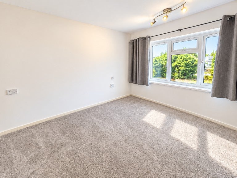 Flat Upper Elmers End Road in London