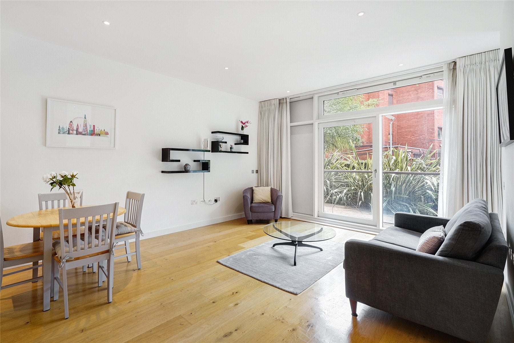 Flat Gatliff Road in City of Westminster