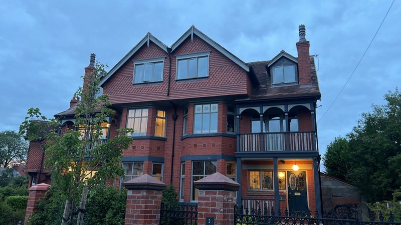 House Wellington Crescent in Trafford