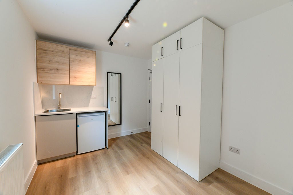 Room Albert Drive in Greater London
