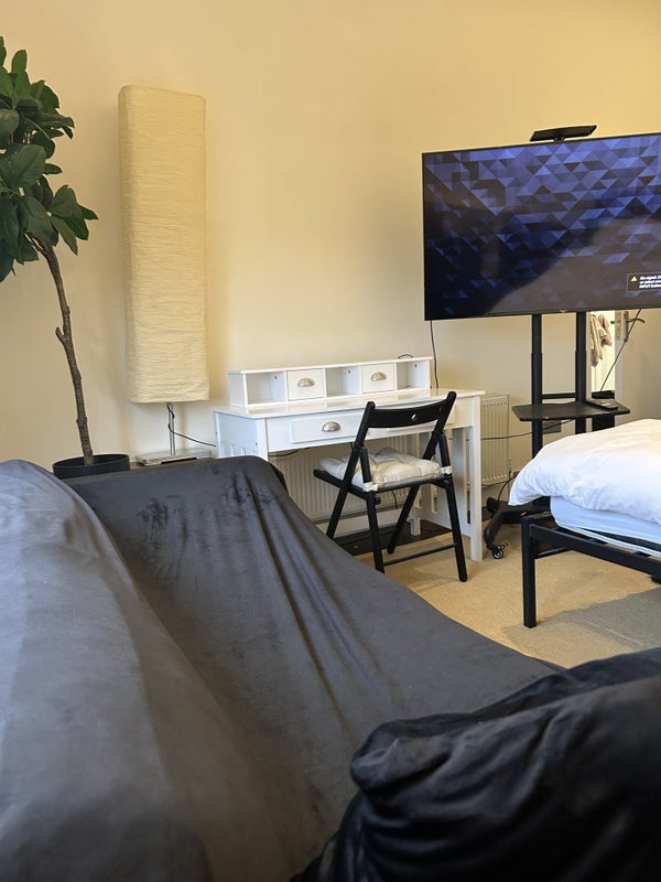 Room Tavistock Road in Greater London