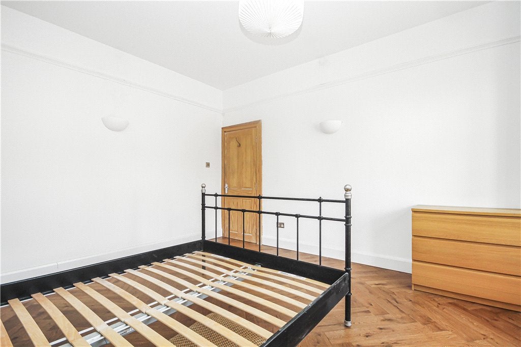 Room Wavertree Road in Greater London