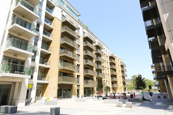 Flat Regatta Lane in Greater London