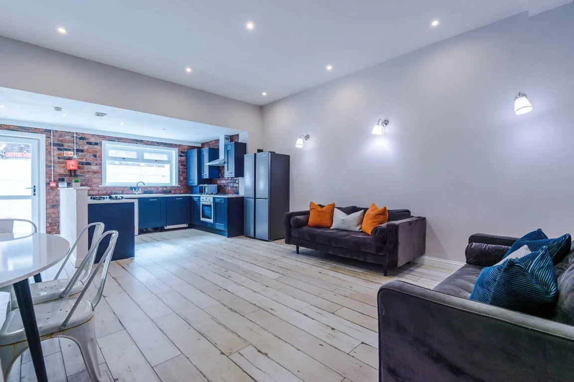 Room Esher Road in Liverpool