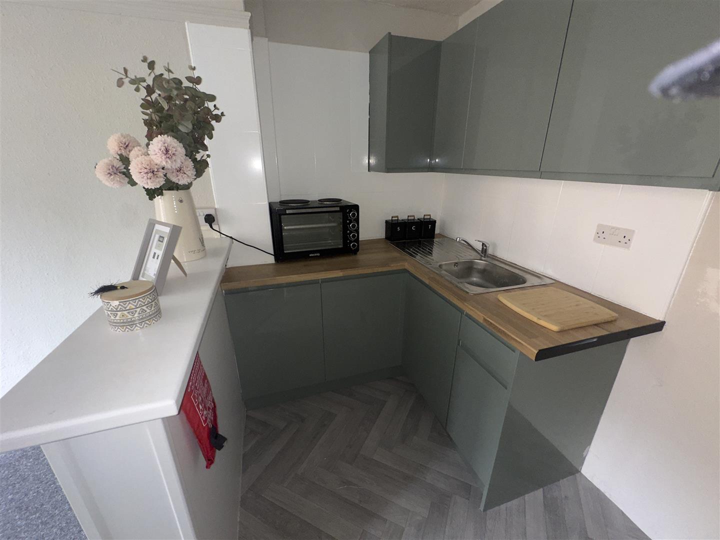 Room Layton Avenue in Mansfield Woodhouse