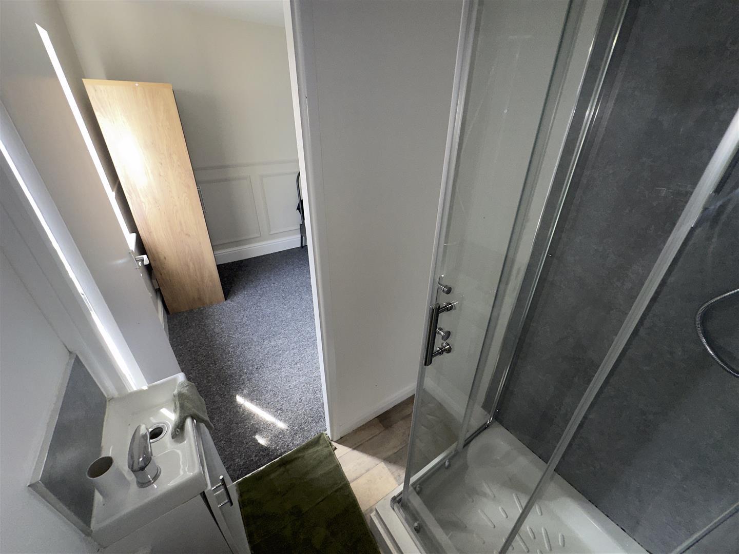 Room Layton Avenue in Mansfield Woodhouse