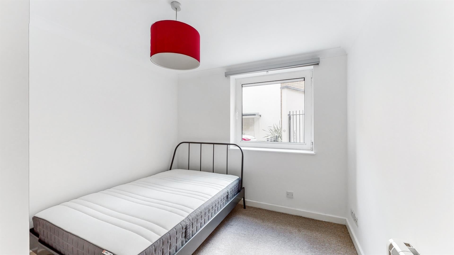Flat Boardwalk Place in Greater London