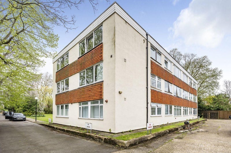 Flat Liskeard Gardens in Greater London