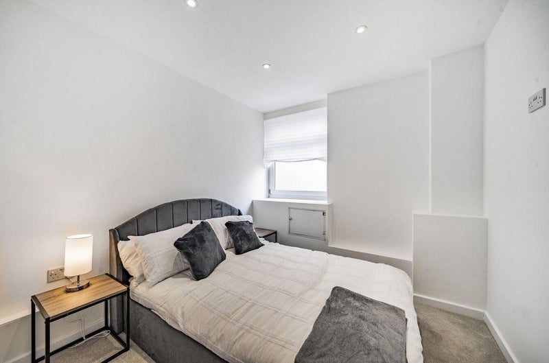 Flat Liskeard Gardens in Greater London