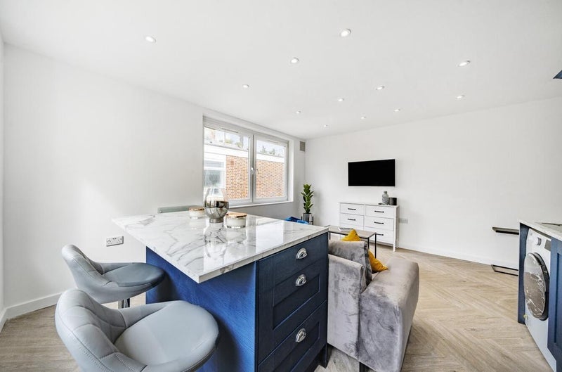 Flat Liskeard Gardens in Greater London