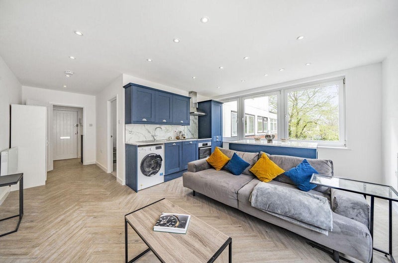 Flat Liskeard Gardens in Greater London