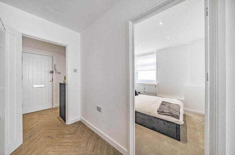 Flat Liskeard Gardens in Greater London