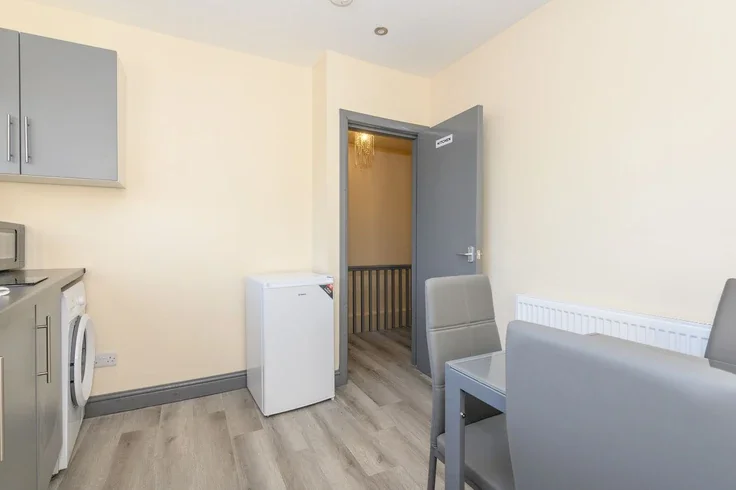 Flat Lower Wortley Road in Leeds