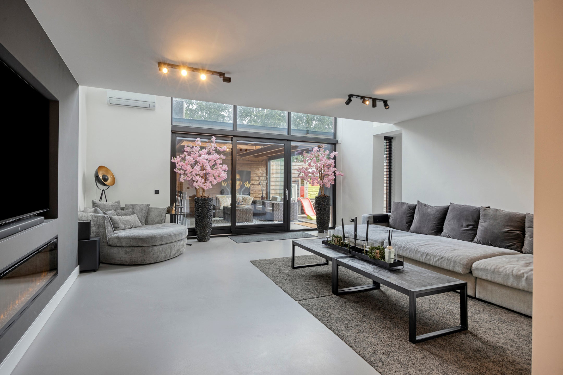 Twee-onder-één-kap te koop: Slikkenburghof 10, Tilburg