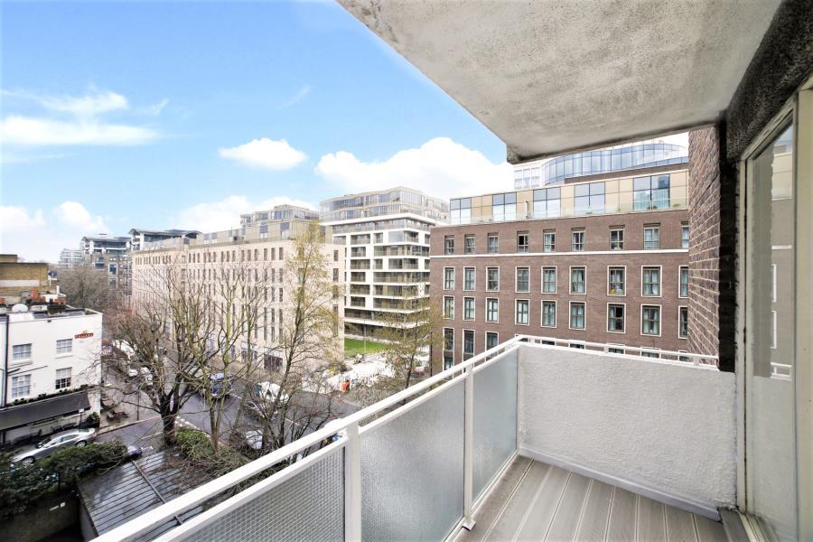 Flat Warwick Gardens in Greater London