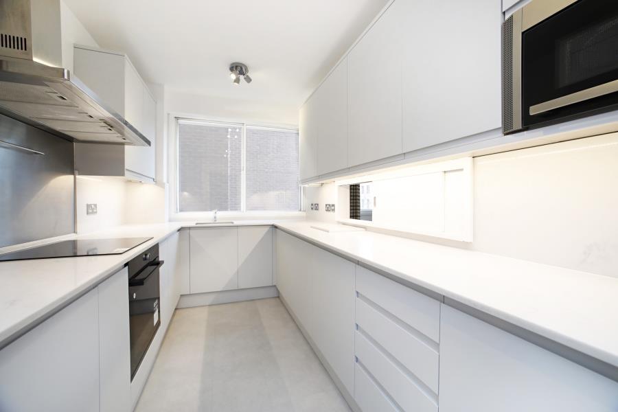 Flat Warwick Gardens in Greater London