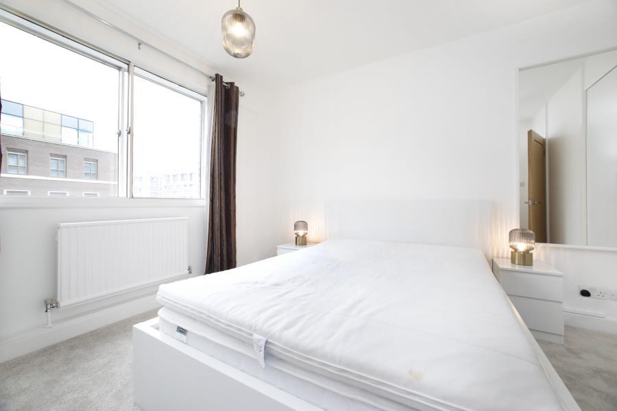Flat Warwick Gardens in Greater London
