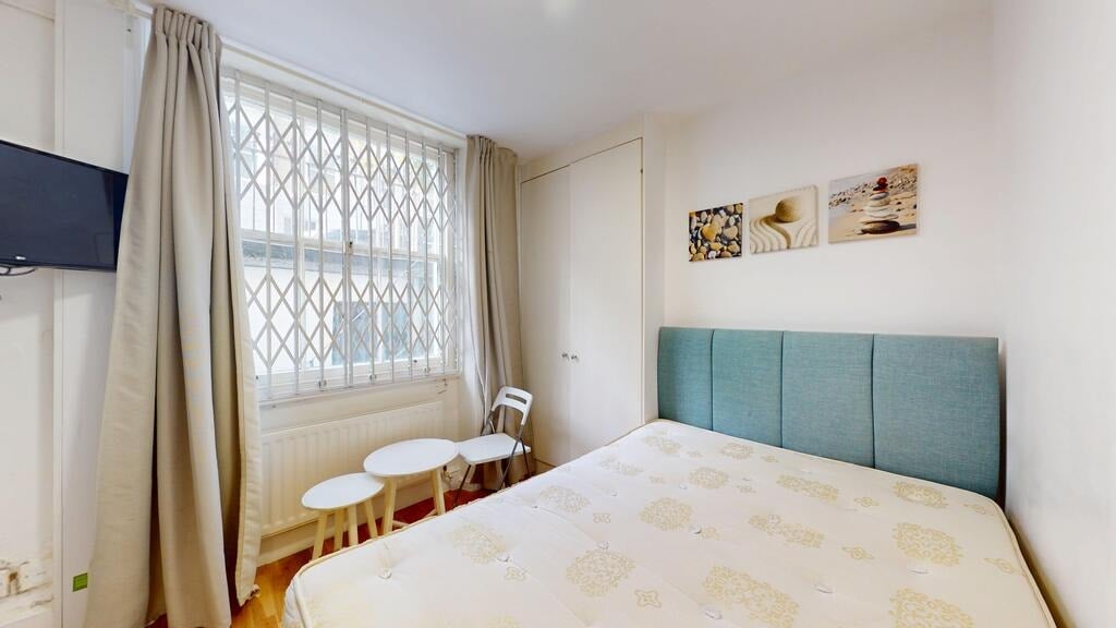 Flat Ifield Road in Greater London