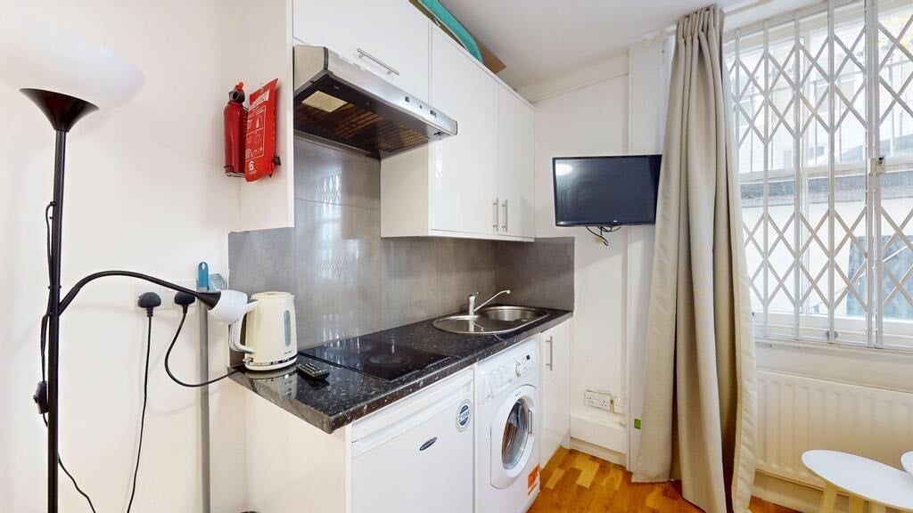 Flat Ifield Road in Greater London