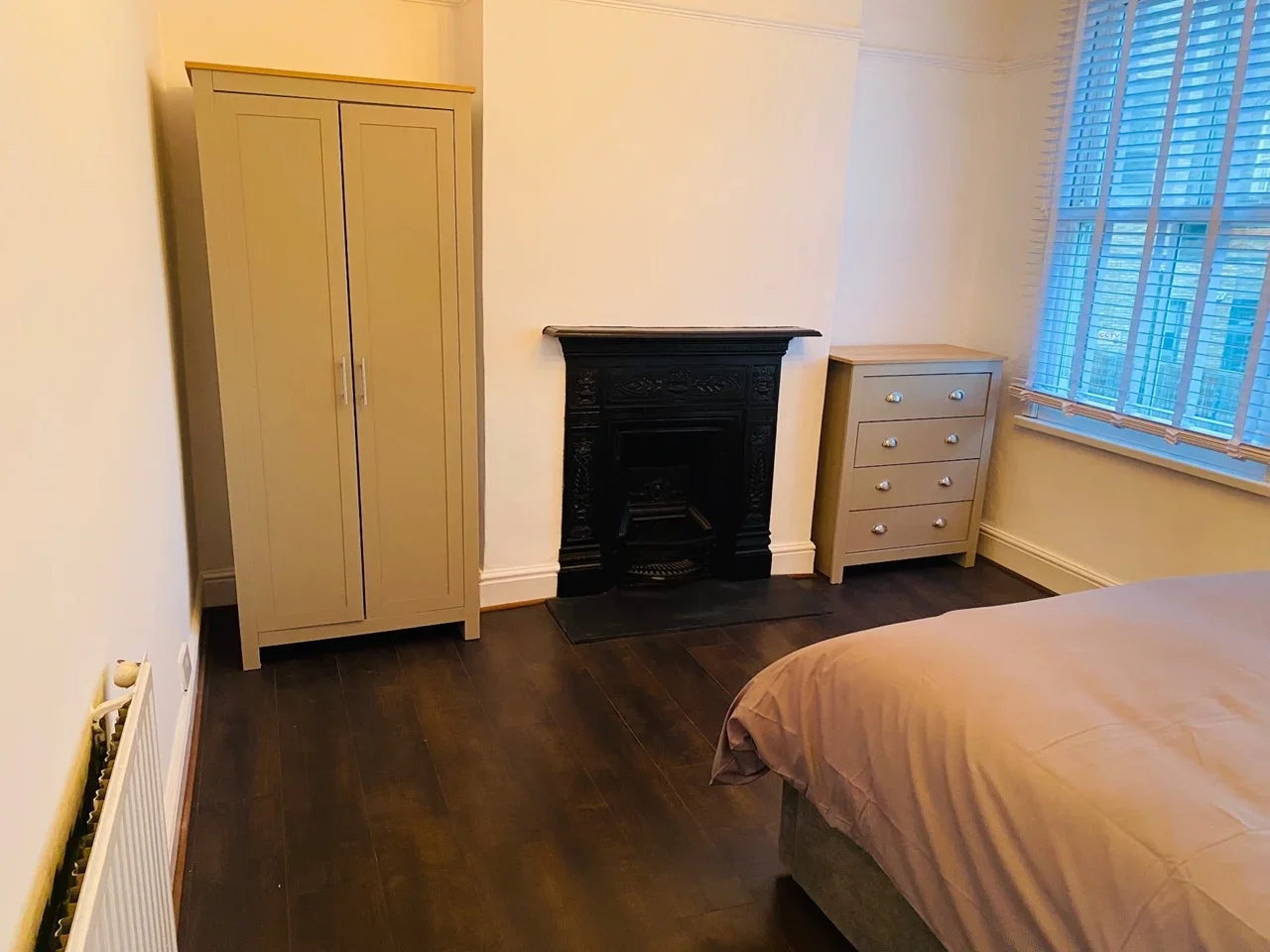 Room Tunmarsh Lane in Greater London