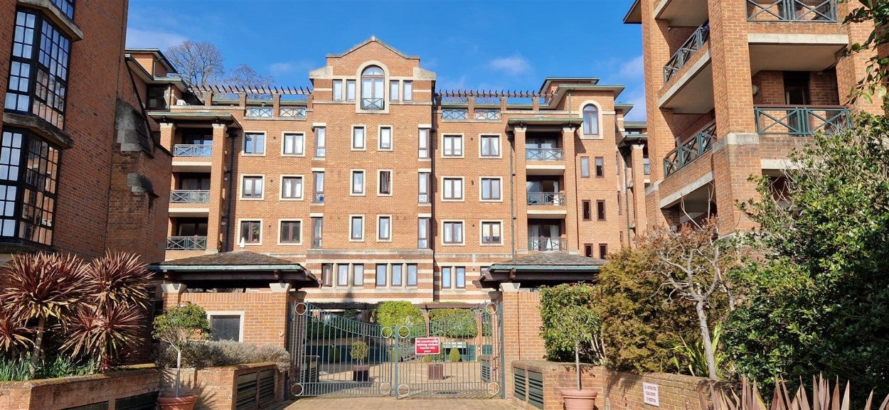Flat Sudbury Hill in Greater London